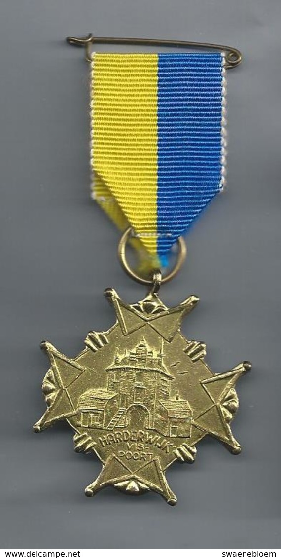 NL.- 4 X MEDAILLE. Koningin Juliana. Harderwijk Vispoort. 5e Oranje Wandeltocht 10 Km 11-9-76. O.V. Voorhout. Pins. - Andere & Zonder Classificatie