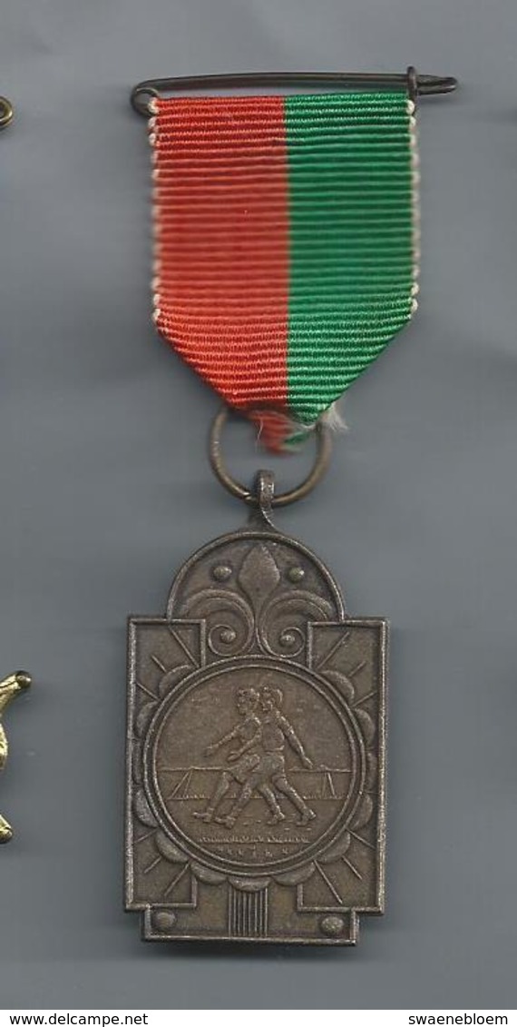 NL.- 4 X MEDAILLE. Koningin Juliana. Harderwijk Vispoort. 5e Oranje Wandeltocht 10 Km 11-9-76. O.V. Voorhout. Pins. - Andere & Zonder Classificatie