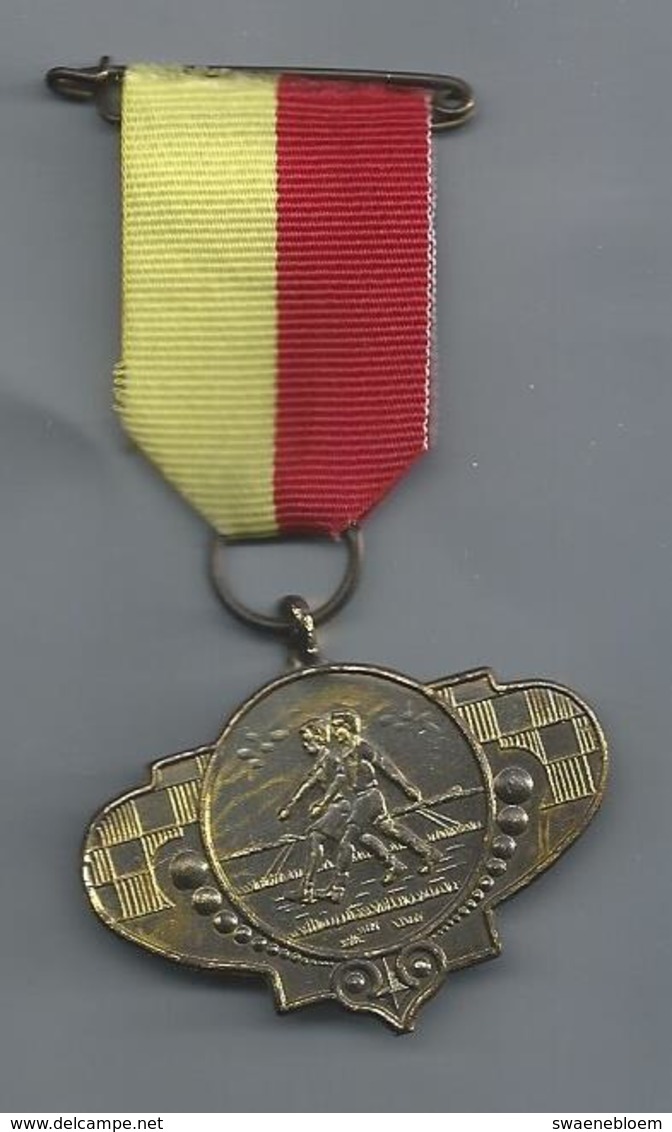 NL.- 4 X MEDAILLE. Koningin Juliana. Harderwijk Vispoort. 5e Oranje Wandeltocht 10 Km 11-9-76. O.V. Voorhout. Pins. - Andere & Zonder Classificatie