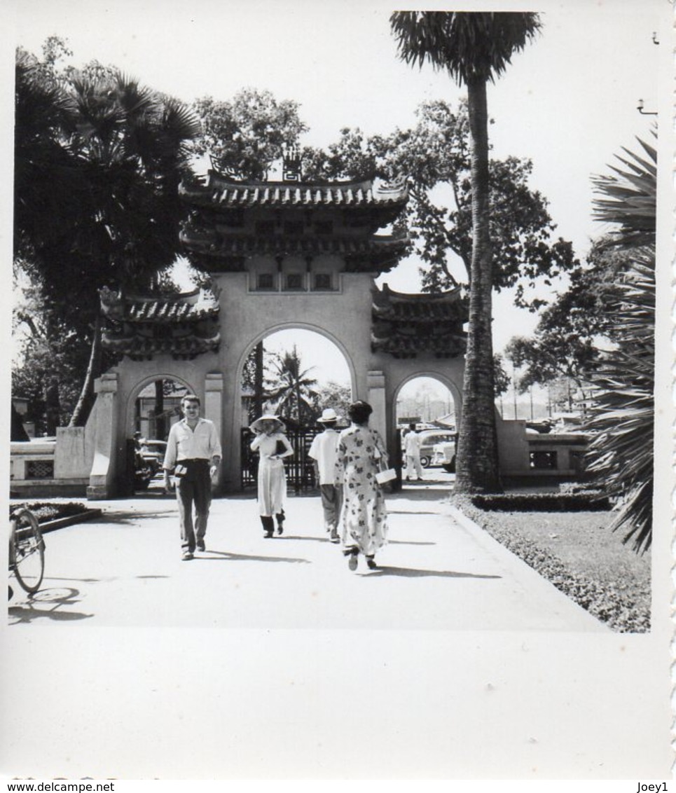 1 Lot De 11 Photos Vietnam Années 50. Format 8/8 - Personnes Anonymes