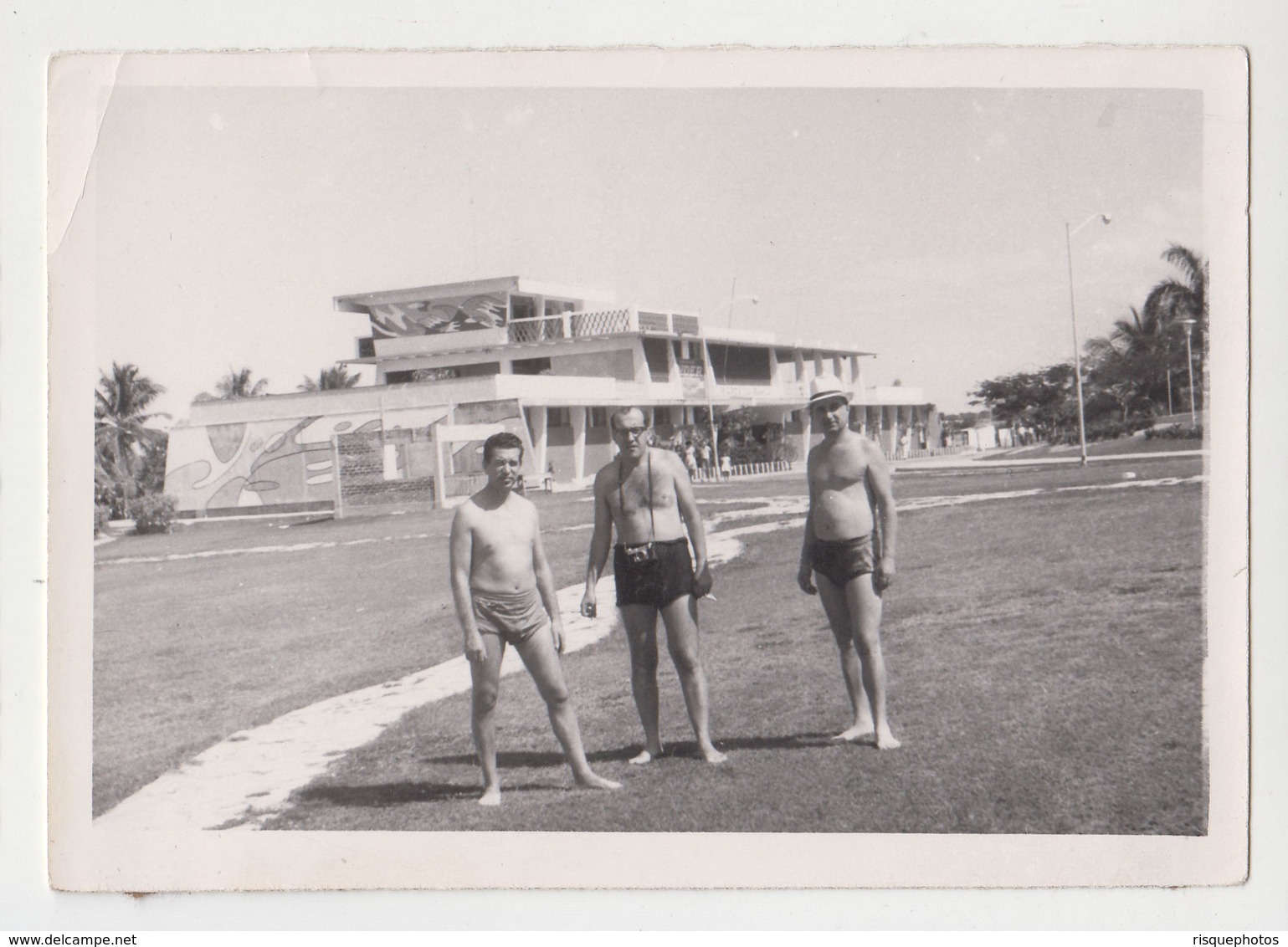 #23518-1 Vintage Orig Photo Three Man With Shorts One With Camera Beach Portrait - Personnes Anonymes