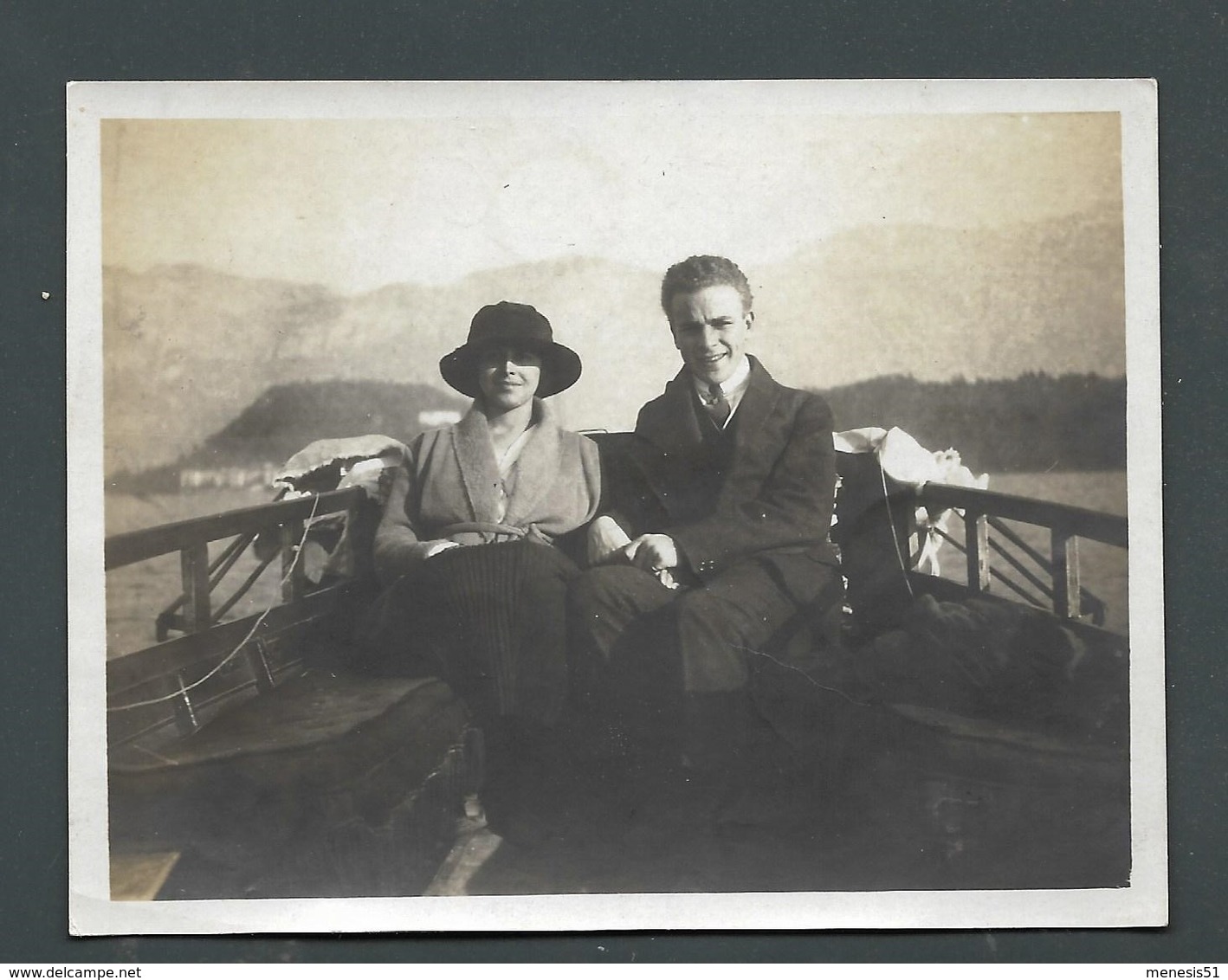 PHOTO Ancienne Un Couple D'amoureux En Voyage De Noces Ballade En Barque à BELLAGIO En 1921 - Personnes Anonymes