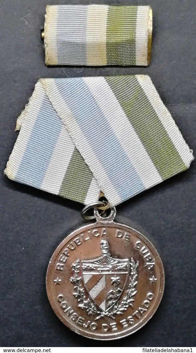 O82 CUBA MEDALLA MEDAL PRODUCCION Y DEFENSA. - Other & Unclassified