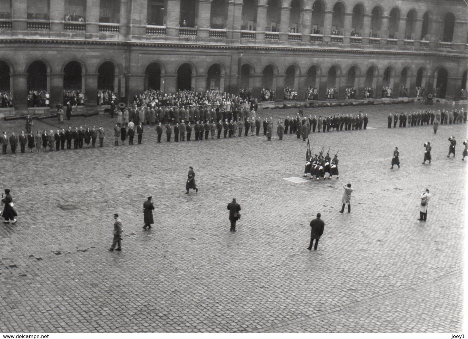 Photo De L Agence LAPI,remise De Décorations Dans La Cour Des Invalides. - War, Military