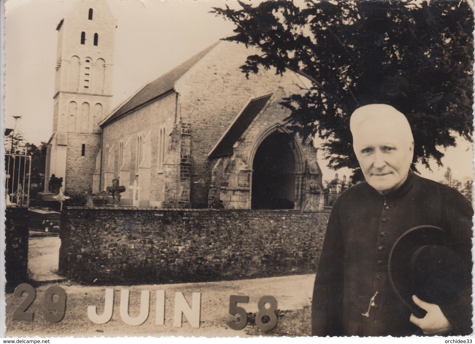 CP Photo Longueville - Eglise De Longueville Sur Carte Datée Du 29 Juin 1958 Avec Abbé - Autres & Non Classés