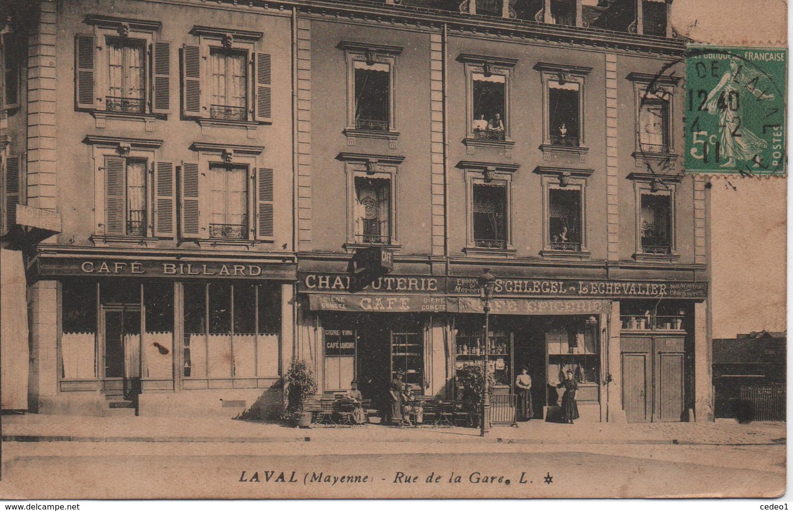 LAVAL  RUE DE LA GARE  NOMBREUX COMMERCES - Laval