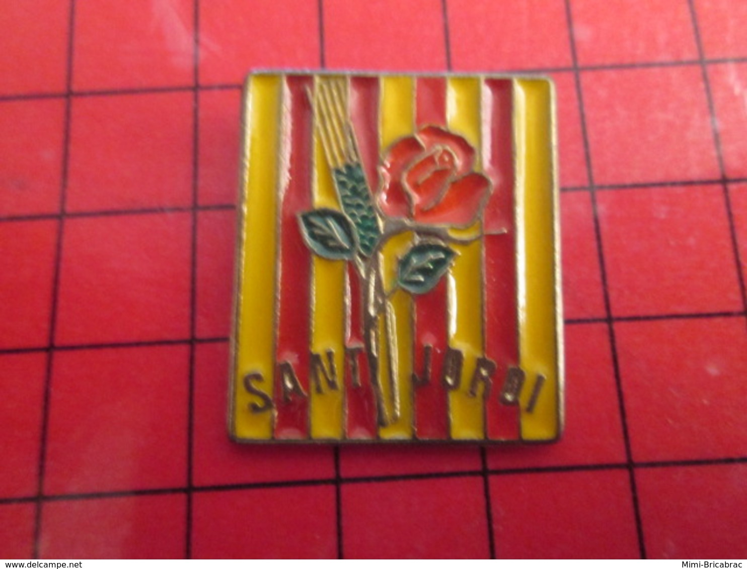 918c Pin's Pins / De Belle Qualité Et Rare / THEME AUTRES : CATALOGNE PERPIGNAN ? SANT JORDI ROSE ORANGE - Autres & Non Classés