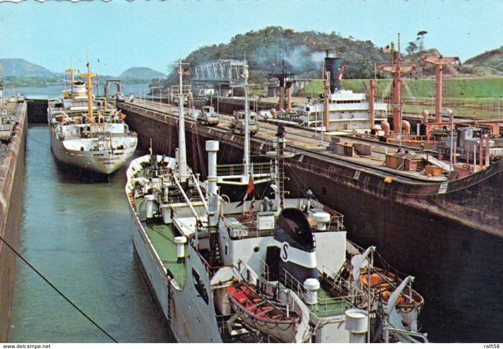 1 AK Panama * Panamakanal - Schiffe In Der Schleuse Miraflores * - Panama
