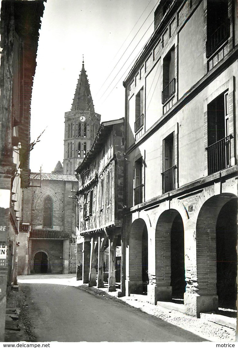 LEZAT - Vieille Rue Et Vue Sur Le Clocher De L'église. - Lezat Sur Leze