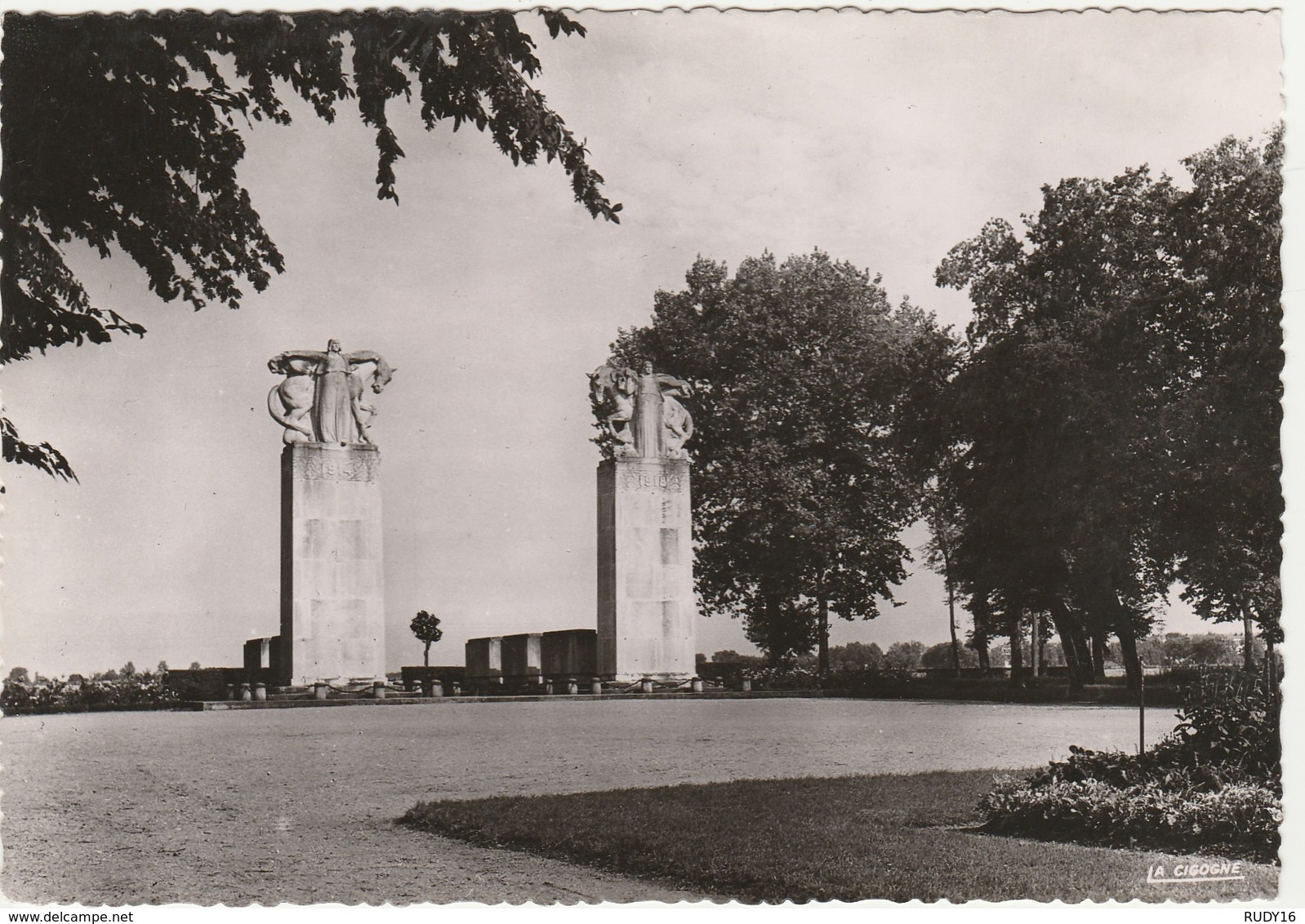 LUNEVILLE  -   ** LE MONUMENT AUX MORTS **  -   Editeur :  LA CIGOGNE De Strasbourg   N° 21004 N - Luneville