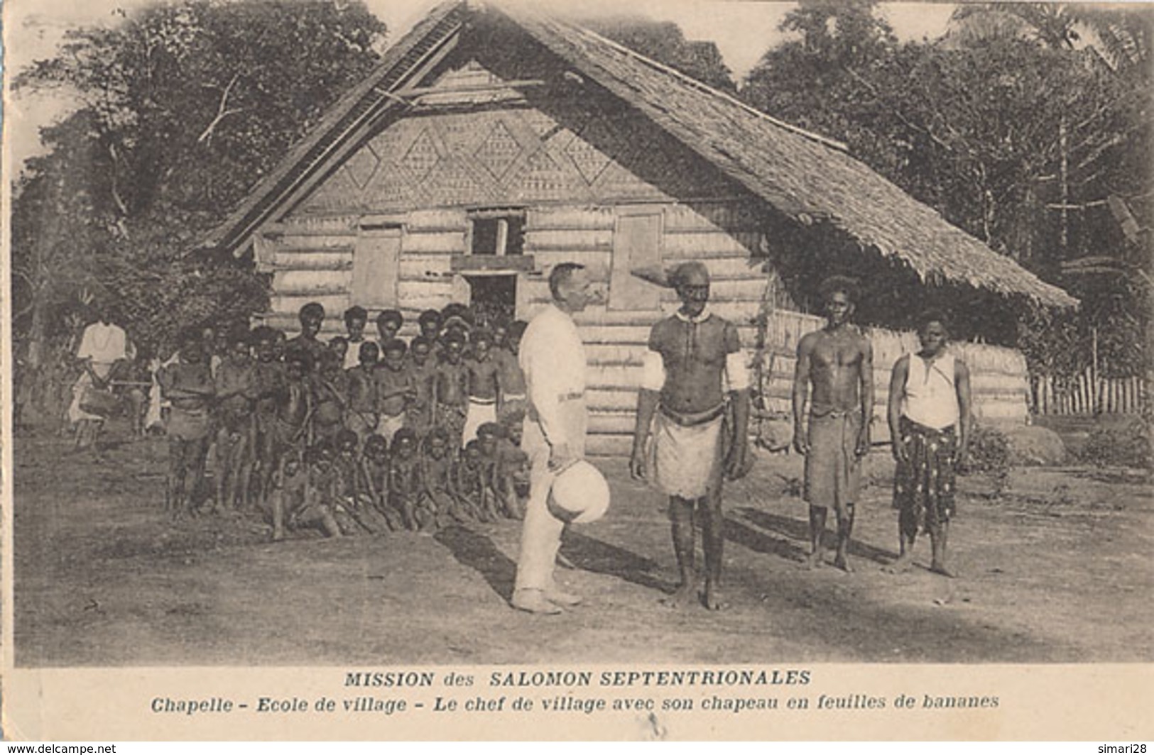 MISSION DES SALOMON SEPTENTRIONALES - CHAPELLE - ECOLE DE VILLAGE - LE CHEF DE VILLAGE AVEC SON CHAPEAU EN FEUILLES DE B - Salomon