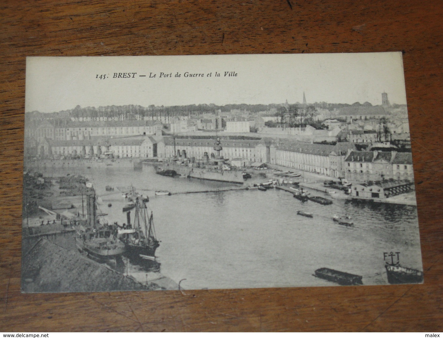 BREST - Le Port De Guerre Et La Ville - Brest