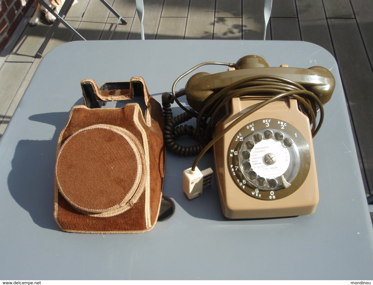 Ancien Téléphone à Cadran Avec Sa Housse De Protection Vintage - Téléphonie