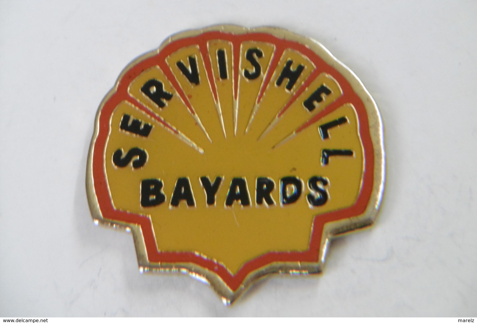 Pin's - Coquille Saint-Jacques SERVI SHELL BAYARDS - Carburants