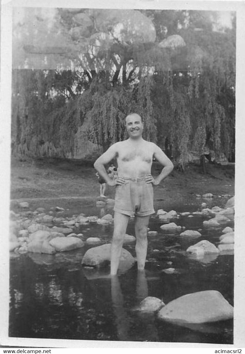 X934 - Man With Moustache In Swimsuit Maillot By River Rivière - Photo Petit Format 8x6cm 1950' Gay Int - Anonyme Personen
