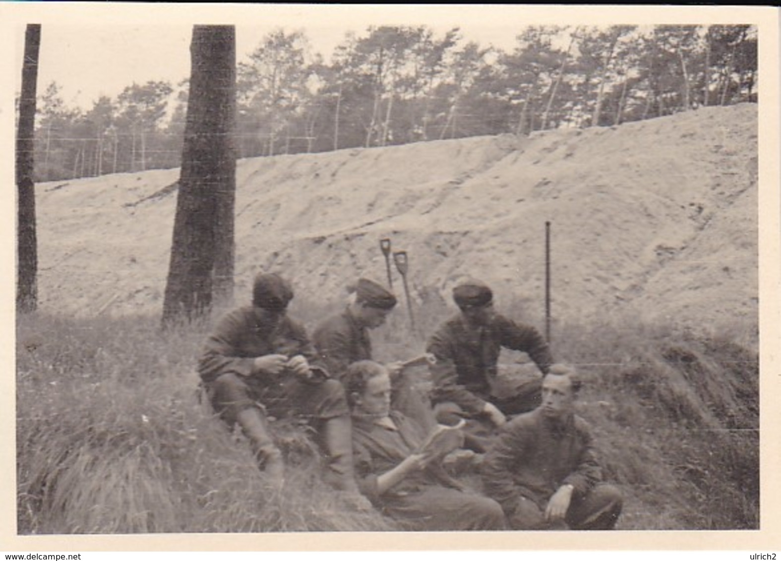 Foto Deutsche Soldaten Bei Erdarbeiten - 2. WK - 10*7cm (40389) - Krieg, Militär