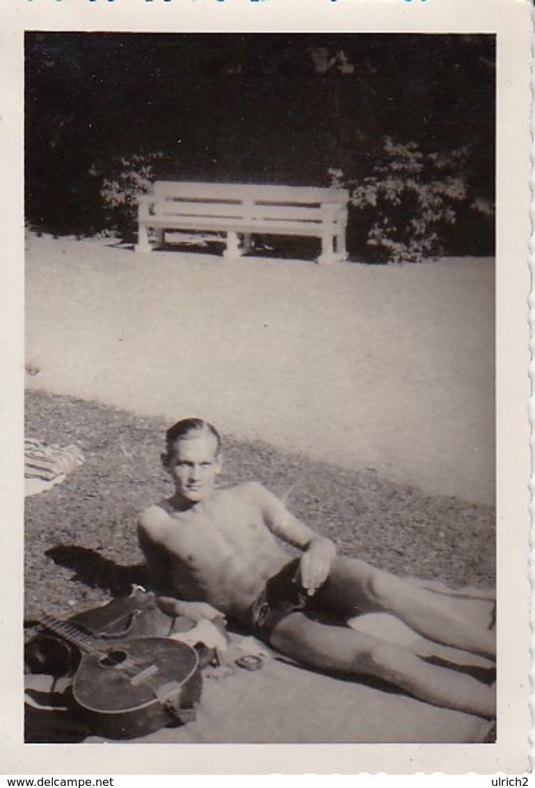 Foto Junger Mann Beim Sonnenbad Mit Mandoline - Ca. 1940 - 8,5*5,5cm (40391) - Personnes Anonymes