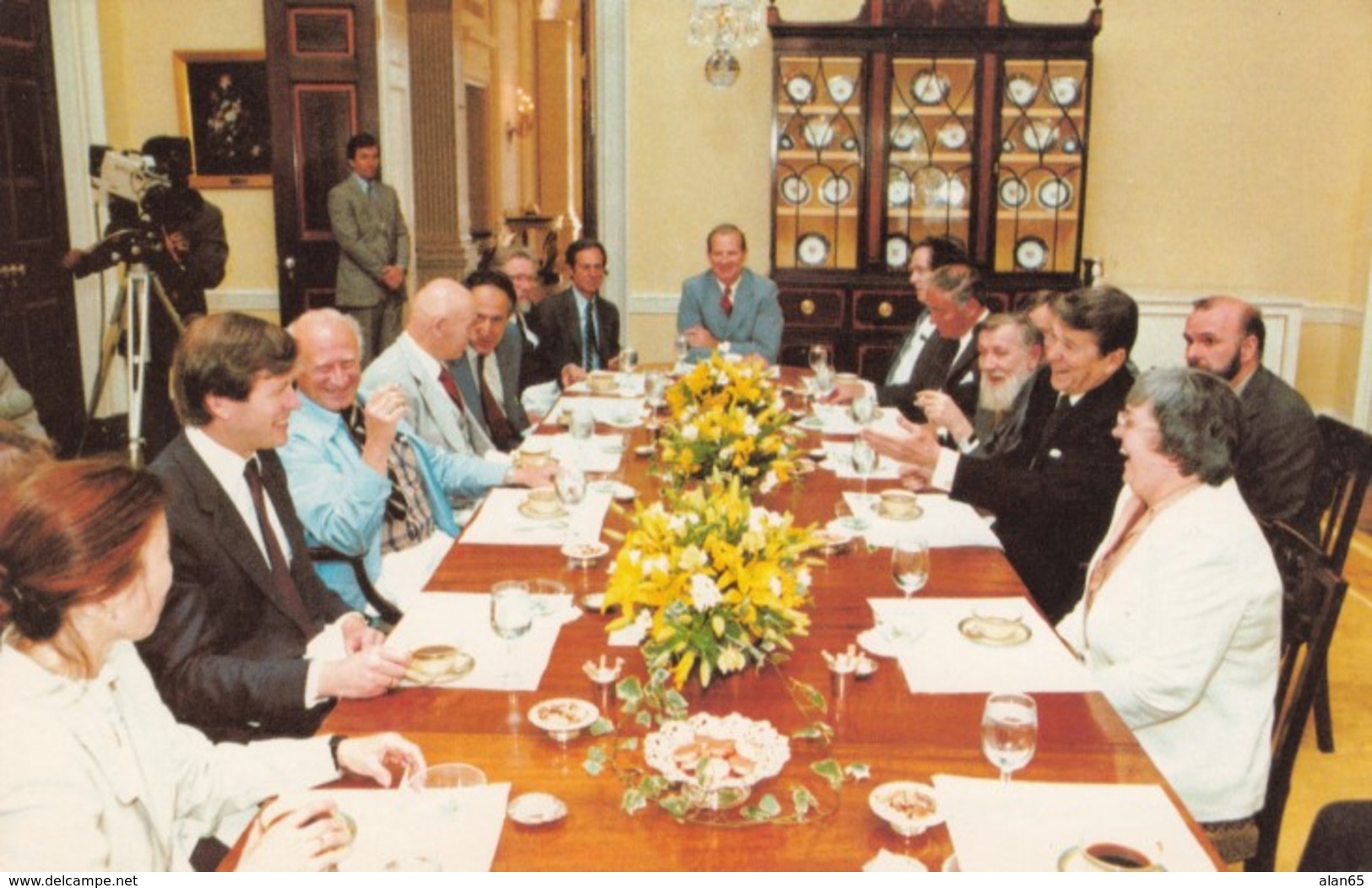 US President Reagan Meets With Soviet Dissidents In White House 1982, C1980s Vintage Postcard - Figuren