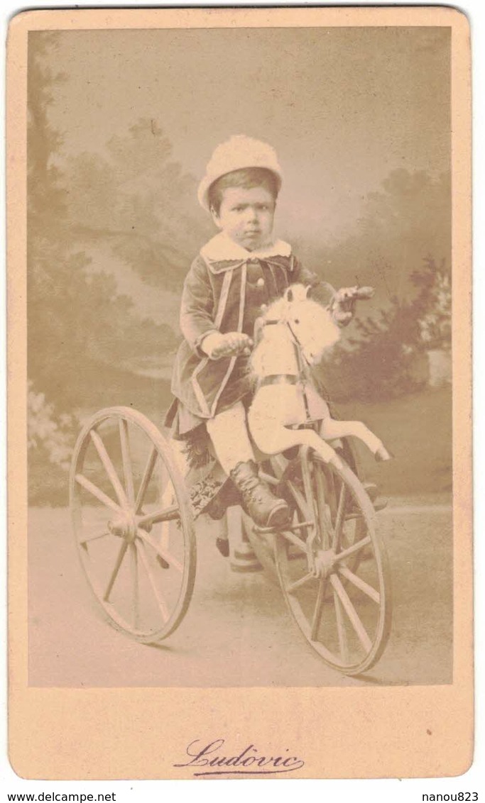 PHOTO CDV SECOND EMPIRE PORTRAIT PHOTOGRAPHE LUDOVIC NARBONNE ENFANT TRICYCLE CHEVAL DE BOIS A IDENTIFIER A LOCALISER - Anciennes (Av. 1900)