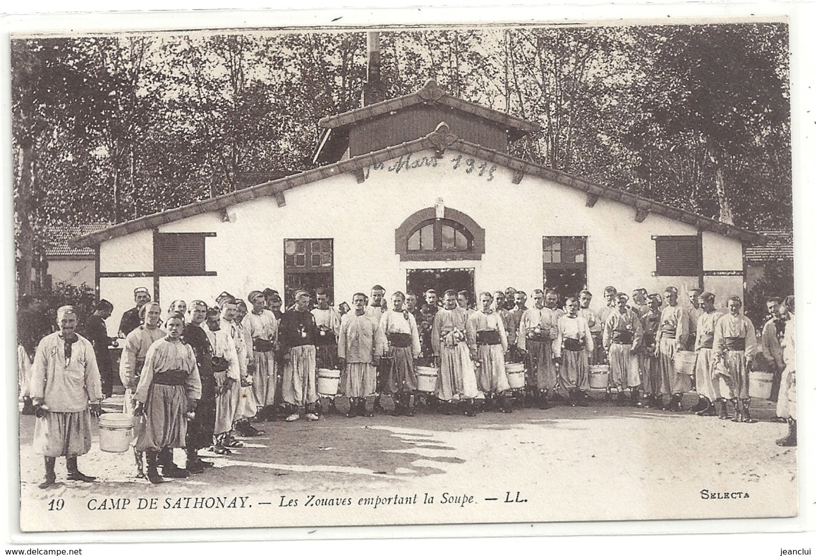 19. CAMP DE SATHONAY - LES ZOUAVES EMPORTANT LA SOUPE . CARTE ECRITE AU VERSO LE 1 MARS 1915 - Autres & Non Classés
