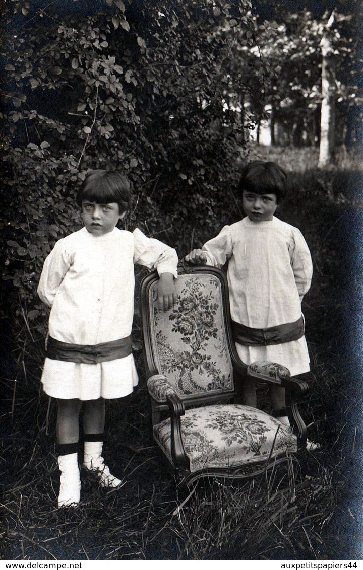 Amusante Carte Photo Originale Couple De Jeunes Jumelles Au Jardin Posant Avec Leur Fauteuil Voltaire Vers 1900 - Pin-up