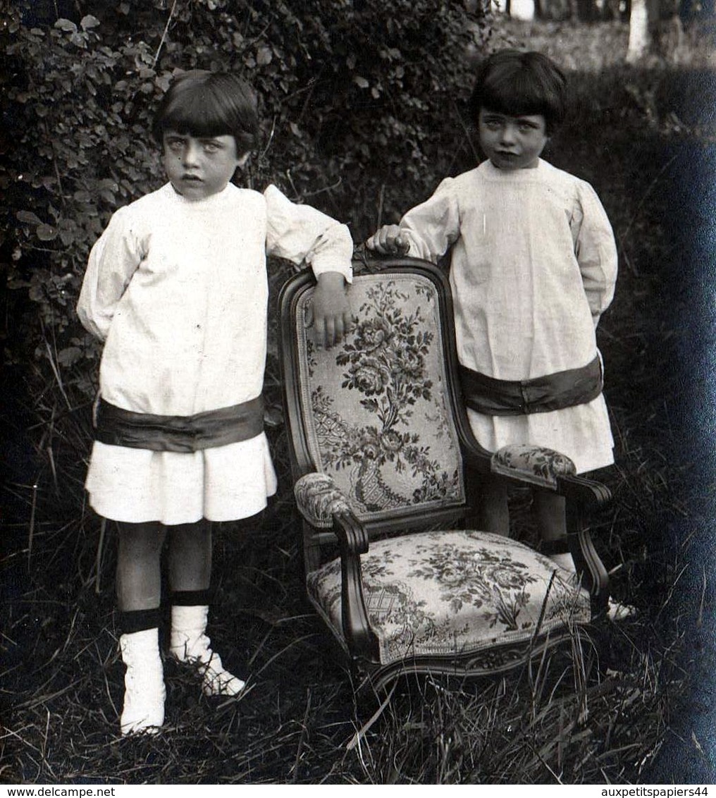 Amusante Carte Photo Originale Couple De Jeunes Jumelles Au Jardin Posant Avec Leur Fauteuil Voltaire Vers 1900 - Pin-up