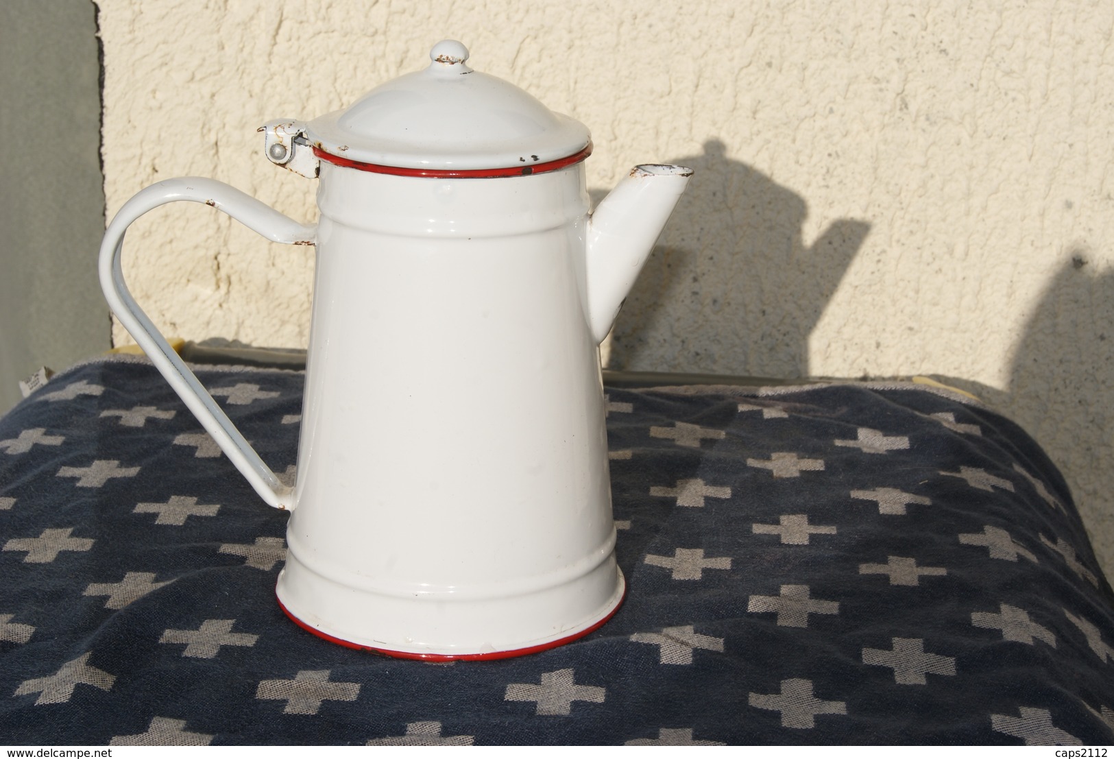 ANCIENNE CAFETIERE EMAILLEE Blanche Et Liseret Rouge, Hauteur 22cm - Art Populaire