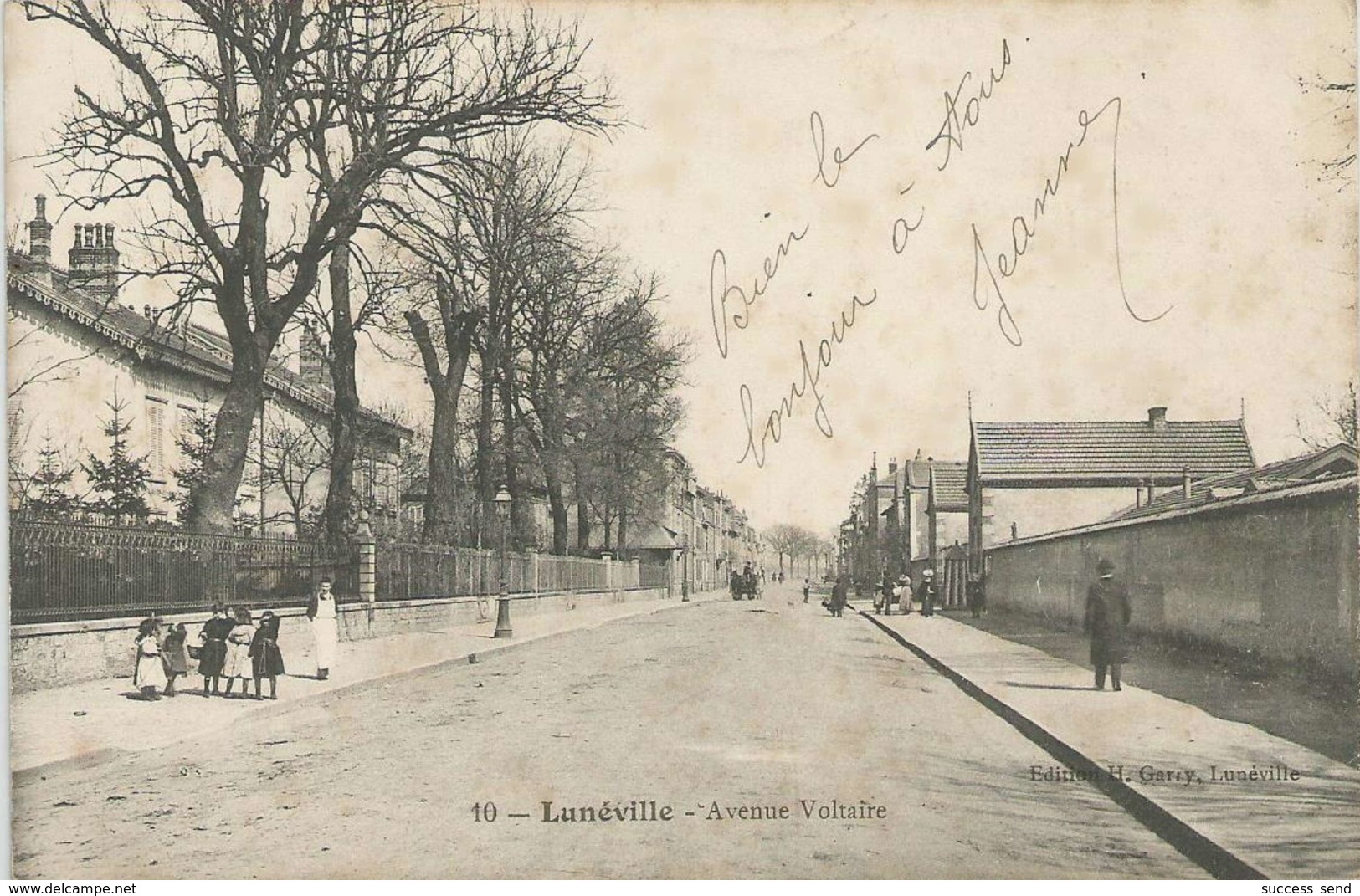 CPA LUNEVILLE Meurthe-et-Moselle. AVENUE VOLTAIRE. ENFANTS. Vue Inhabituelle. Carte écrite - Luneville