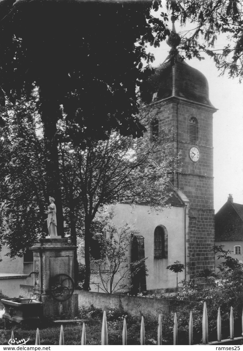 (Jura)  CPSM Censeau Eglise Et La Fontaine (Bon Etat) - Autres & Non Classés