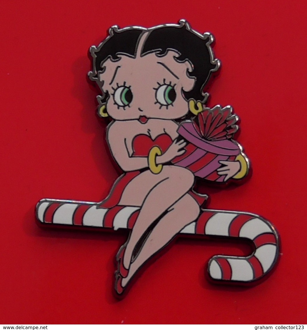Modern Enamel Pin Badge Betty Boop Character Sitting On Stick Holding Box - Celebrities