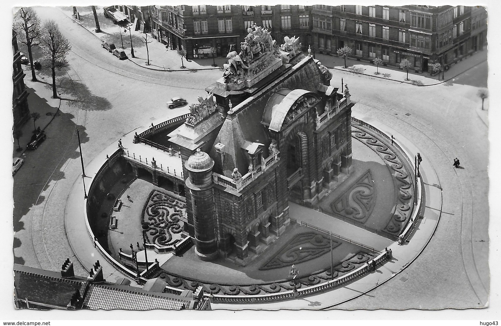 (RECTO / VERSO) LILLE EN 1956 - N° 13 - LA PORTE DE PARIS VUE DU BEFFROI - BEAU TIMBRE ET FLAMME - FORMAT CPA VOYAGEE - Lille