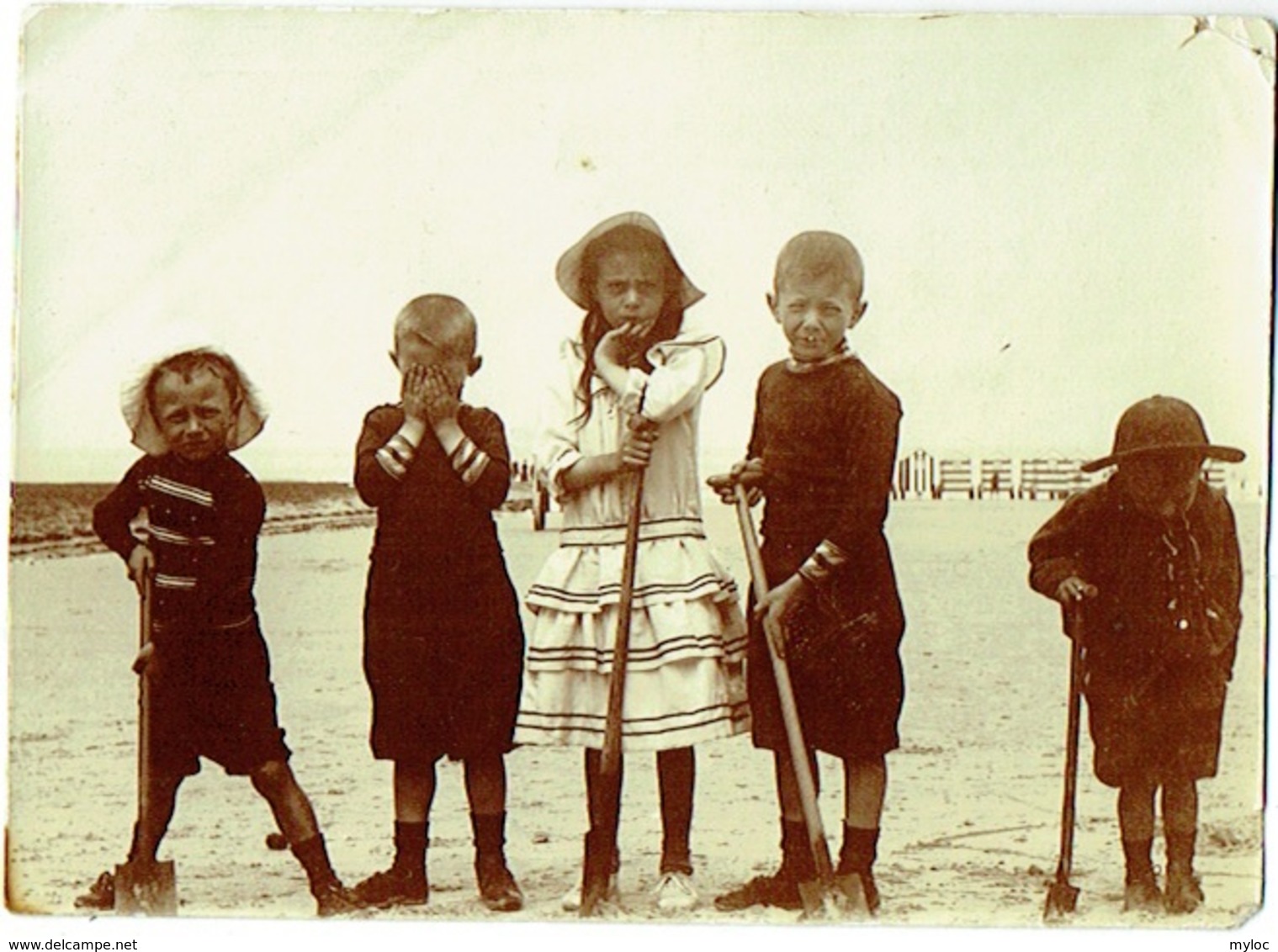 Foto/Photo. Enfants Sur La Plage Avec Pelles. Littoral Belge. - Personnes Anonymes