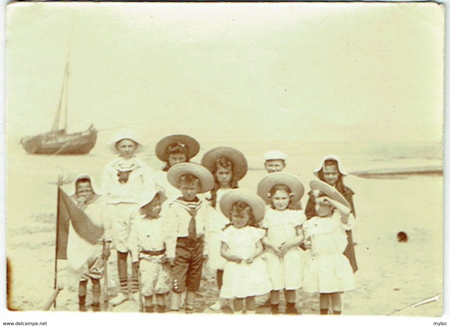 Foto/Photo. Enfants Sur La Plage Et Bateau De Pêche. Littoral Belge. - Personnes Anonymes