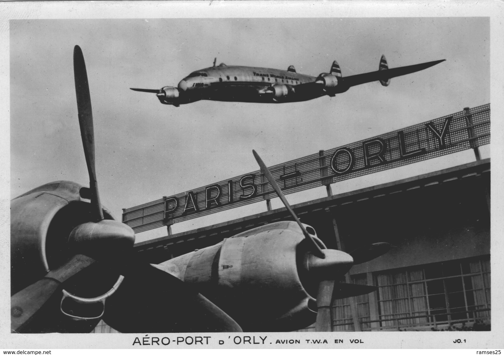 (98)  CPSM  Paris   Aero Port D' Orly  Avioin T.W.A  En Vol  (Bon Etat) - Luchthaven