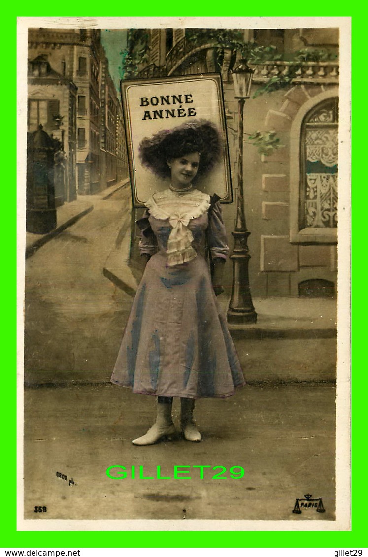 NOUVEL AN - JEUNE FILLE AVEC LA PANCARTE DE BONNE ANNÉE -  ÉCRITE EN 1908 - UNION POSTALE UNIVERSELLE - - Nouvel An