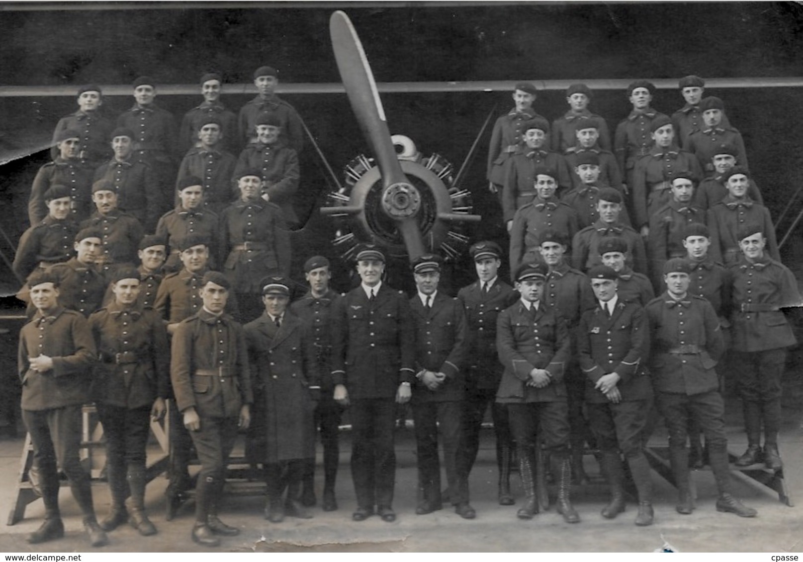 En L'état CPA CARTE-PHOTO Aviation Militaire - Groupe Devant Avion ** MILITARIA - Autres & Non Classés