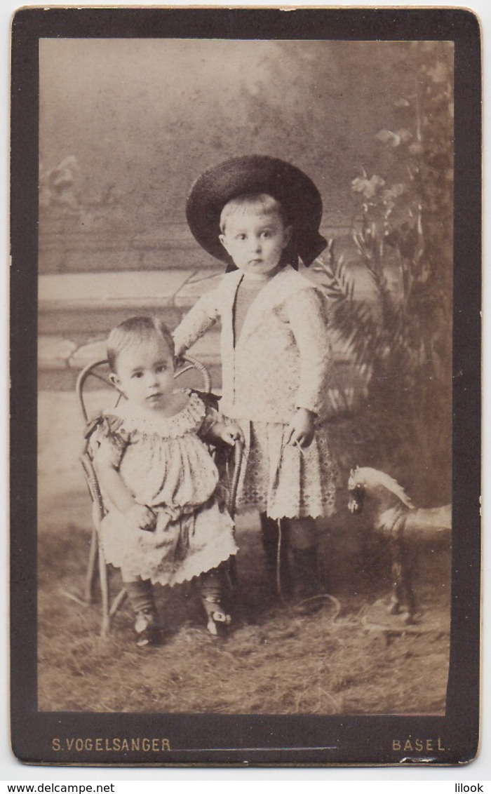 ENFANT. Avec Petit Cheval De Bois. CDV Vogelsanger à BASEL. SUISSE - Anciennes (Av. 1900)