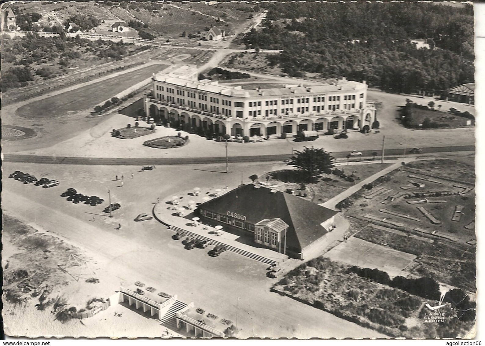 *EN AVION AU DESSU DE SABLES D'OR LES PINS. LE CASINO. LE GRAND HOTEL DU GOLF ET LES ARCADES ET BOIS - Autres & Non Classés