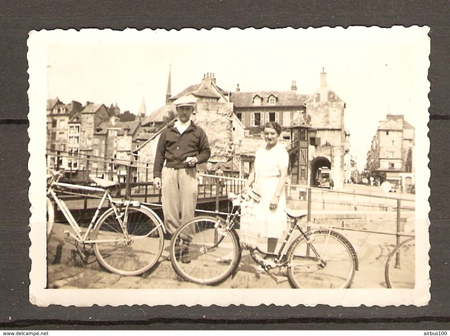 PHOTO ORIGINALE 1939 - CALVADOS (14) HONFLEUR VELO BICYCLETTE CYCLE HOMME FEMME - Lieux