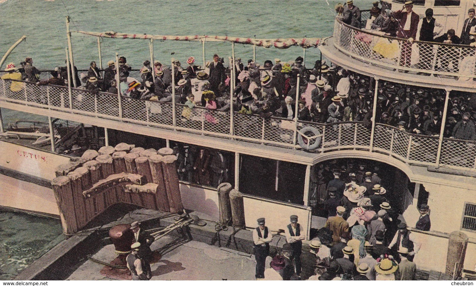 ETATS UNIS. NEW YORK. CPA COLORISÉE RARE. CONEY ISLAND. CROWDS GOING ON ECURSION BOAT - Long Island