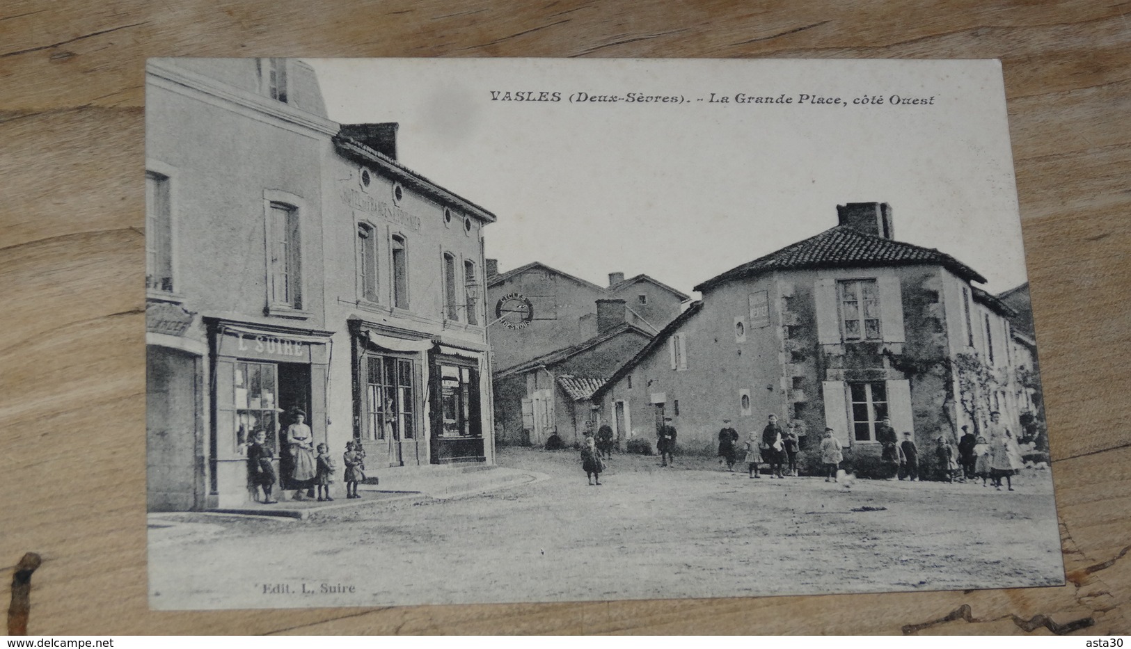 VASLES : La Grande Place, Coté Ouest …... … PHI.......2540 - Autres & Non Classés