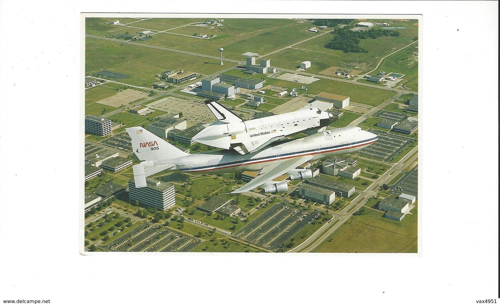 CONQUETE SPATIALE NASA  THE  SPACE  THE SCHUTTLE RIDES PIGGYBACK ON A NASA 747 JET   *****    A   SAISIR  ******* - Autres & Non Classés