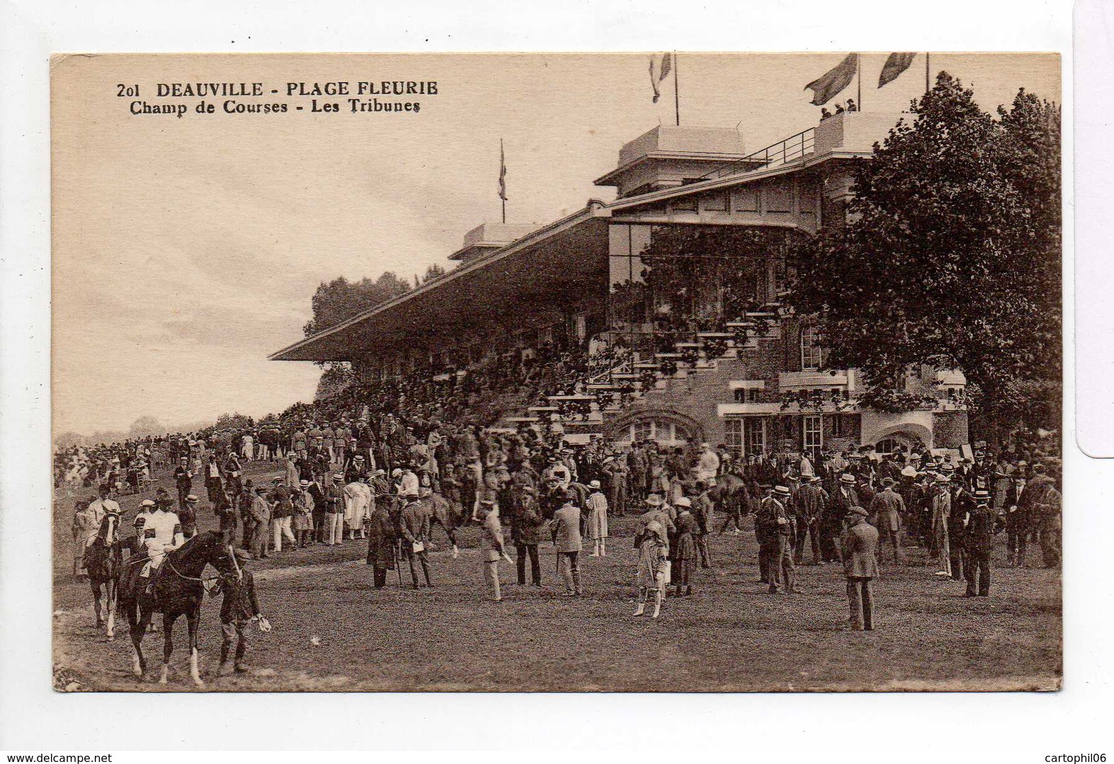 - CPA DEAUVILLE (14) - Champ De Courses - Les Tribunes (grande Animation) - Photo CAP 201 - - Deauville