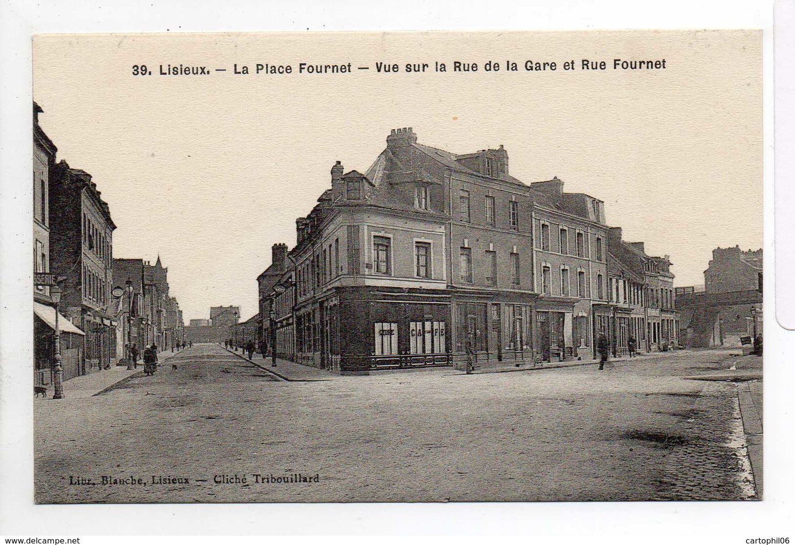 - CPA LISIEUX (14) - La Place Fournet - Vue Sur La Rue De La Gare Et Rue Fournet - Edition Libr. Blanche N° 39 - - Lisieux