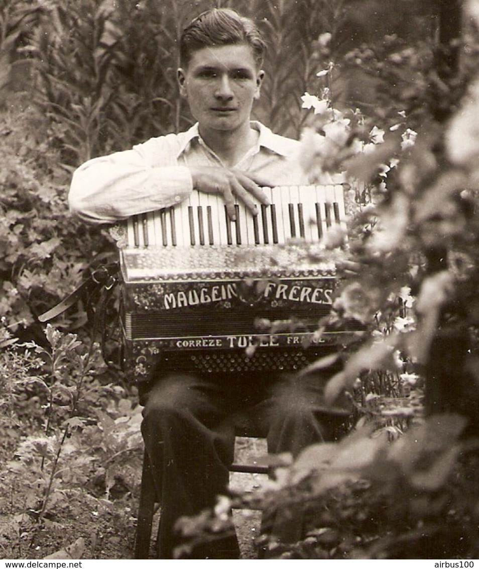 PHOTO ORIGINALE - ACCORDEON MAUGEIN FRERES TULLE CORREZE FRANCE - JEUNE HOMME ACCORDEONISTE - Objets