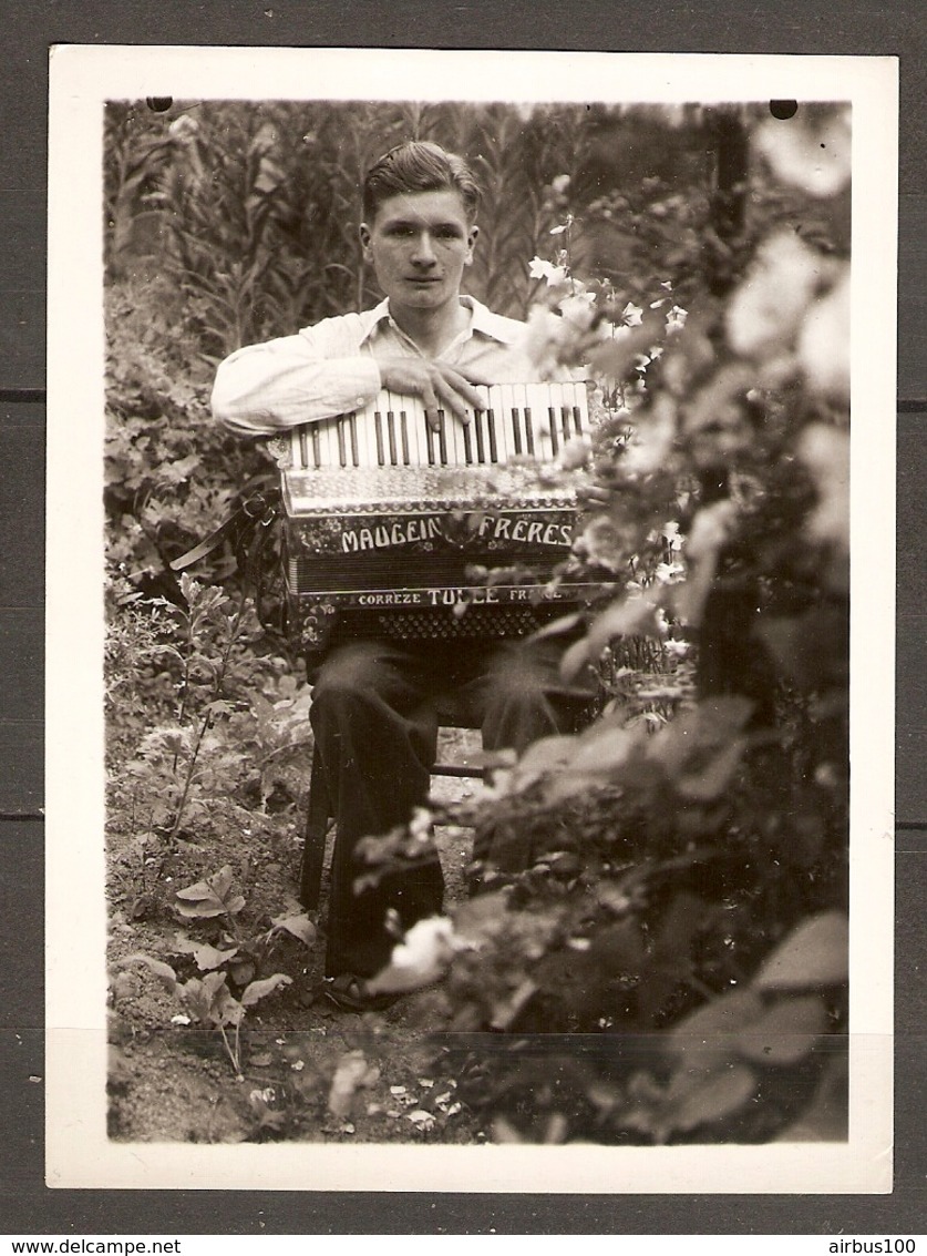 PHOTO ORIGINALE - ACCORDEON MAUGEIN FRERES TULLE CORREZE FRANCE - JEUNE HOMME ACCORDEONISTE - Objets