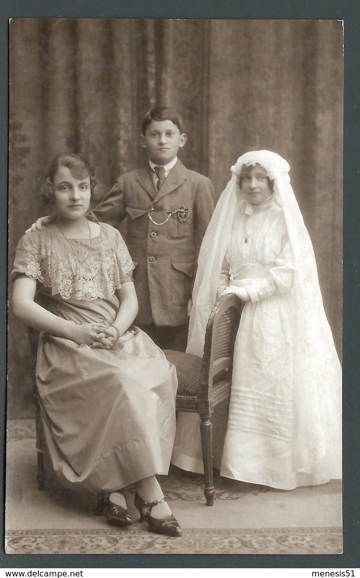 CPA Carte Photo Une Jolie Communiante Avec Son Aube Et Son Voile Entourée De Sa Famille Lors De Sa Communion - A Identifier