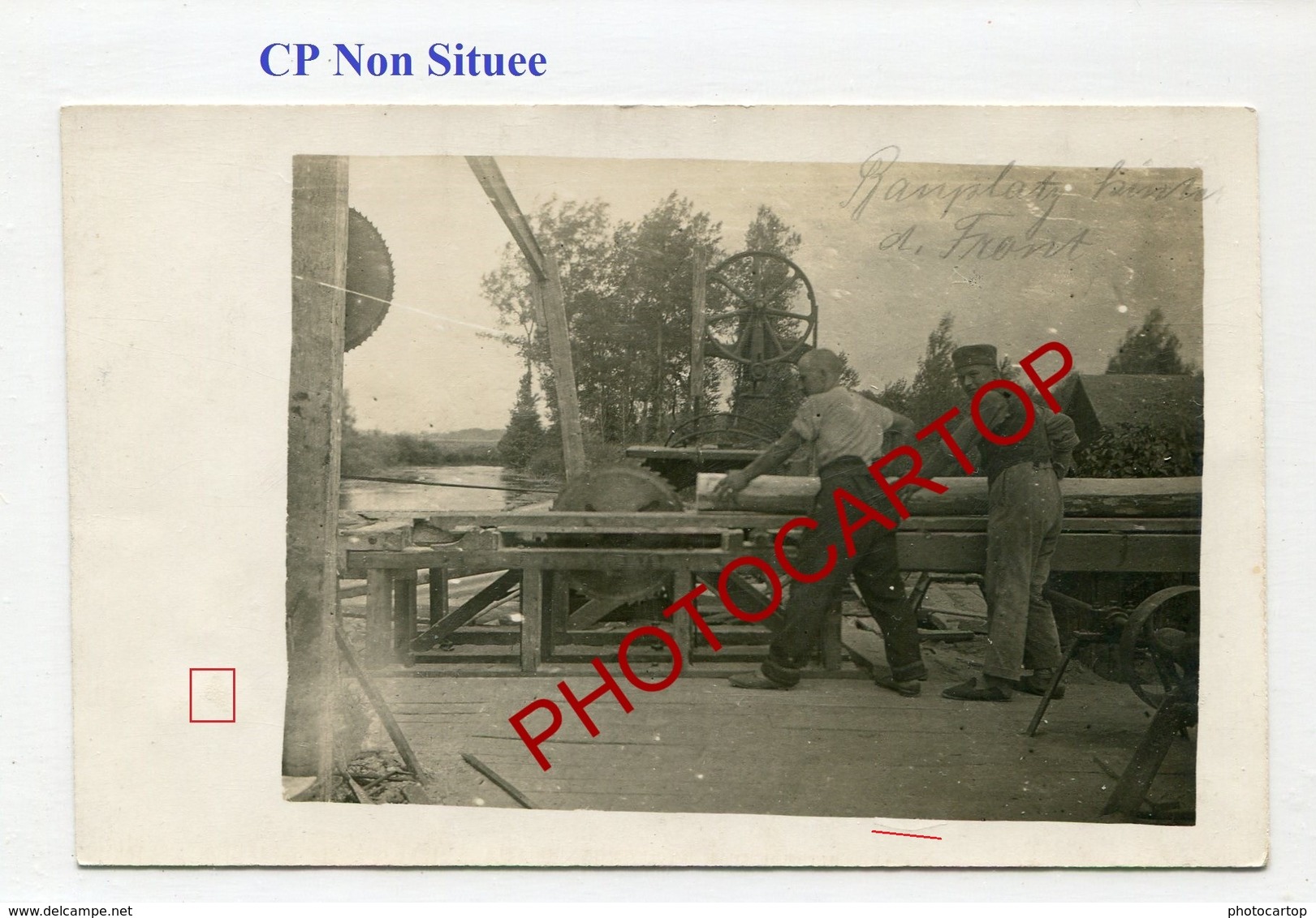 MENUISIERS Derriere Le Front-SCIE-Non Situee-CARTE PHOTO Allemande-Guerre 14-18-1WK-Militaria- - Guerre 1914-18