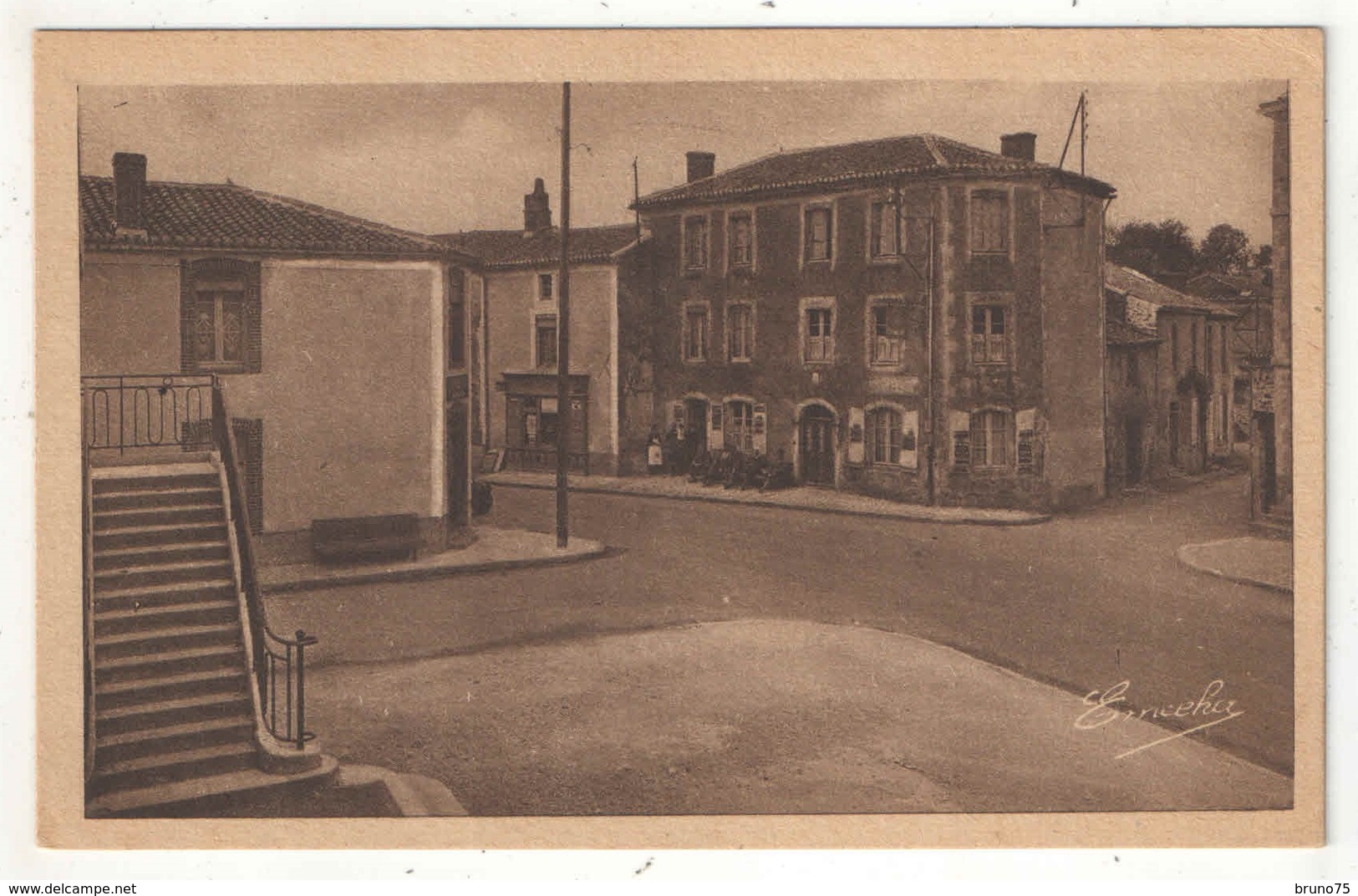 85 - LA CHAIZE-LE-VICOMTE - La Place Vers La Route De La Roche-sur-Yon Et L'Hôtel Des Voyageurs - La Chaize Le Vicomte