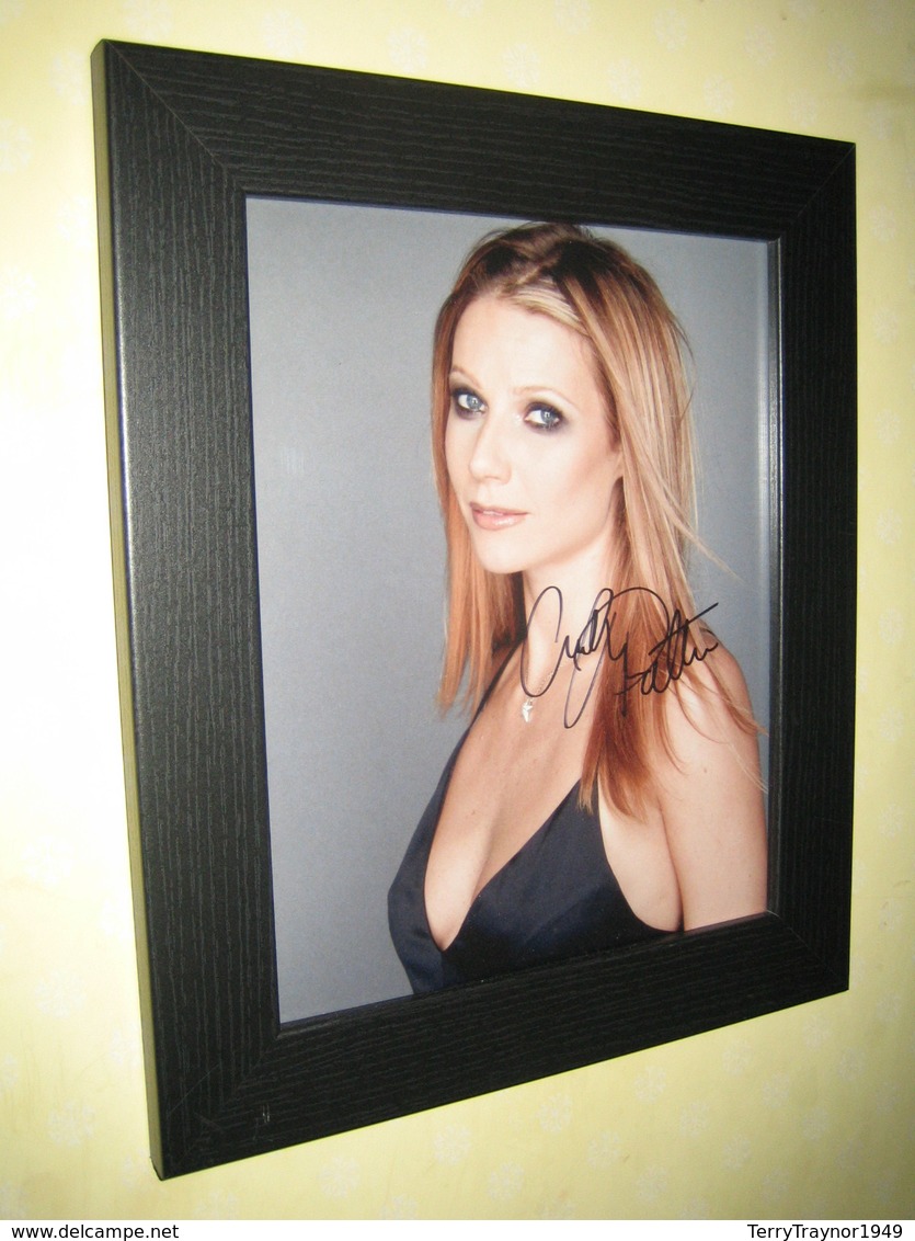 Gwyneth Paltrow  Hand Signed Photograph {8x10 Ins} Framed With Certificate Of Authenticity - Famous People